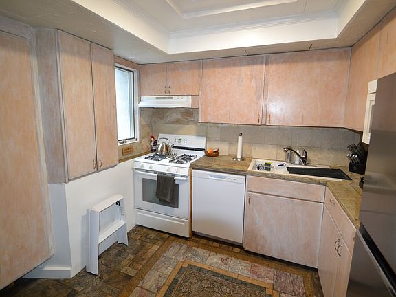 4th image of 556 Piermont Ave