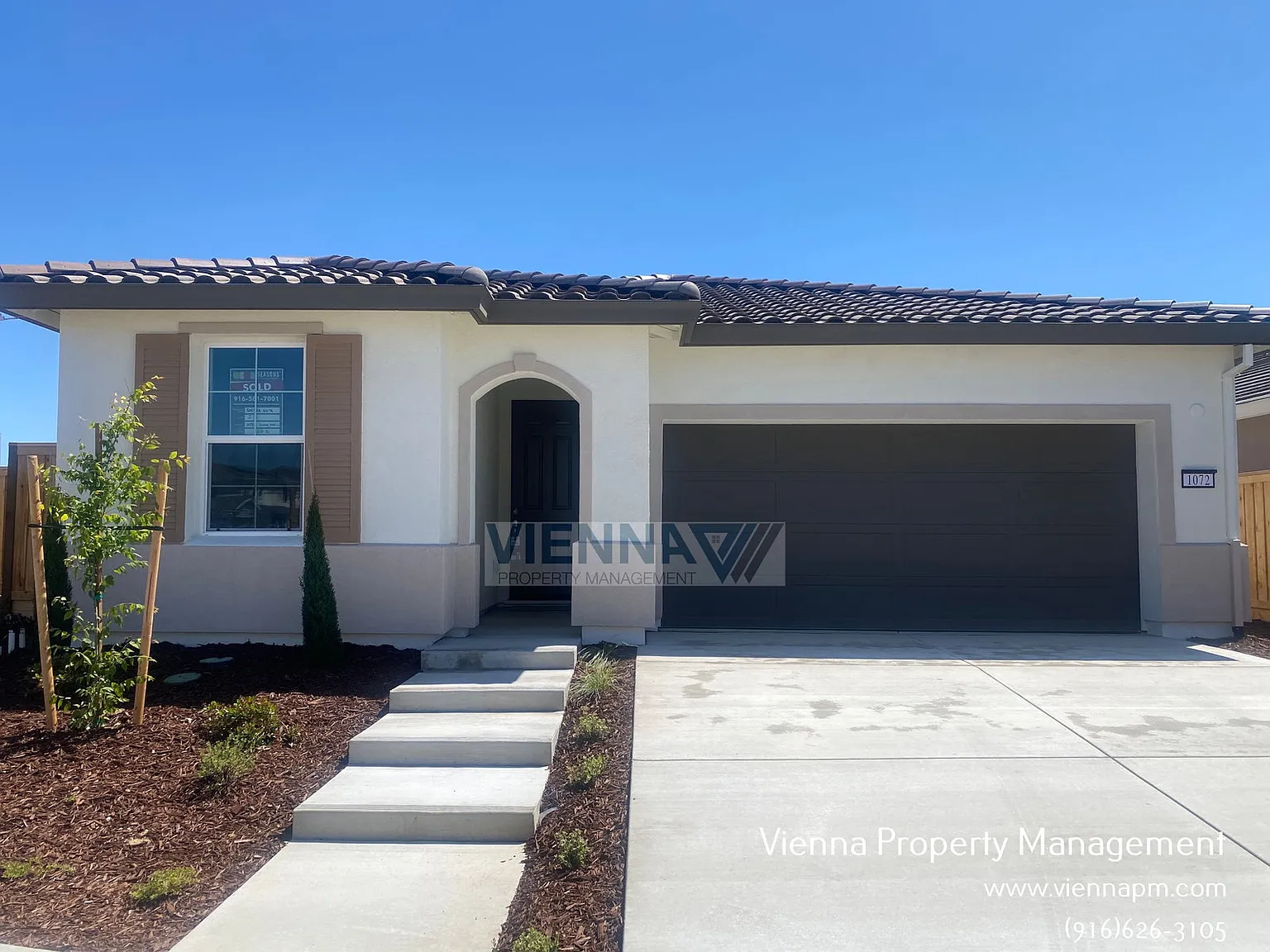 3 bed, 2.0 bath, 1733 sqft, $2,925 — Photo 2