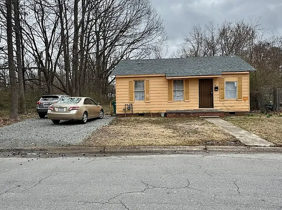 3 bed, 1209 sqft, $855 — Photo 1