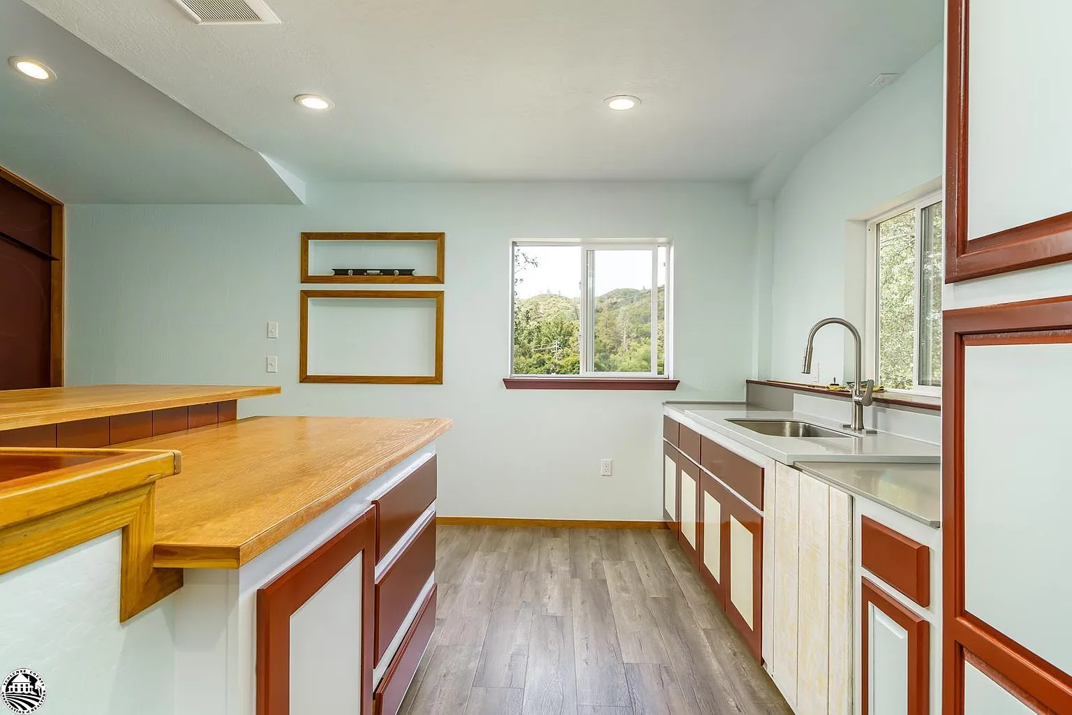 590 Woods Creek Dr photo 1