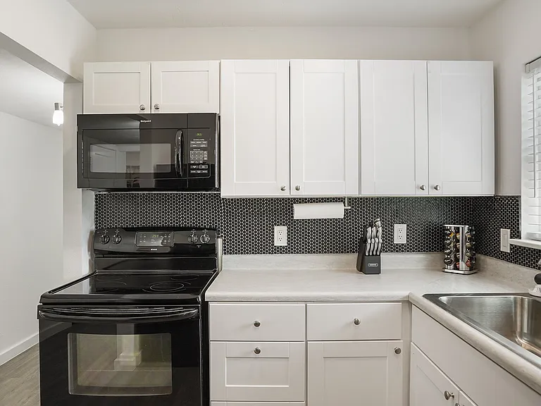 715 Hunter Dr #MAIN — Photo 4