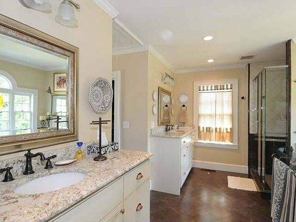 Master w/marble bath