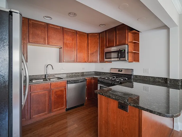 515 Sheridan — Photo 69