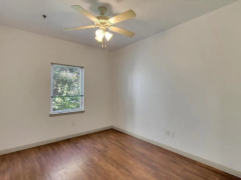 1011 N Lbj Dr #101A — Photo 11