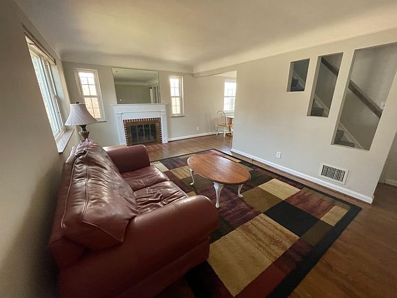 3rd image of 8266 Wexford Ave