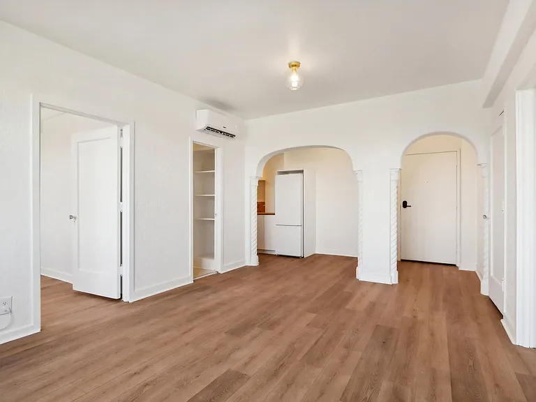 St. Regis Apartments — Photo 5