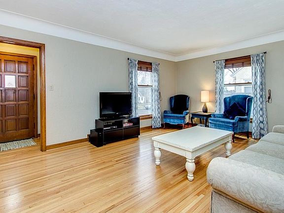 4th image of 901 Hawthorne Ave E