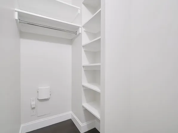 160 Riverside Boulevard image 10 of 11