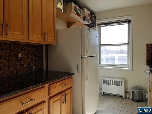 4th image of 2320 Linwood Ave APT 1B