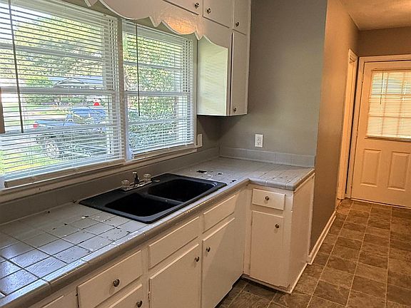 5th image of 1501 Forney St