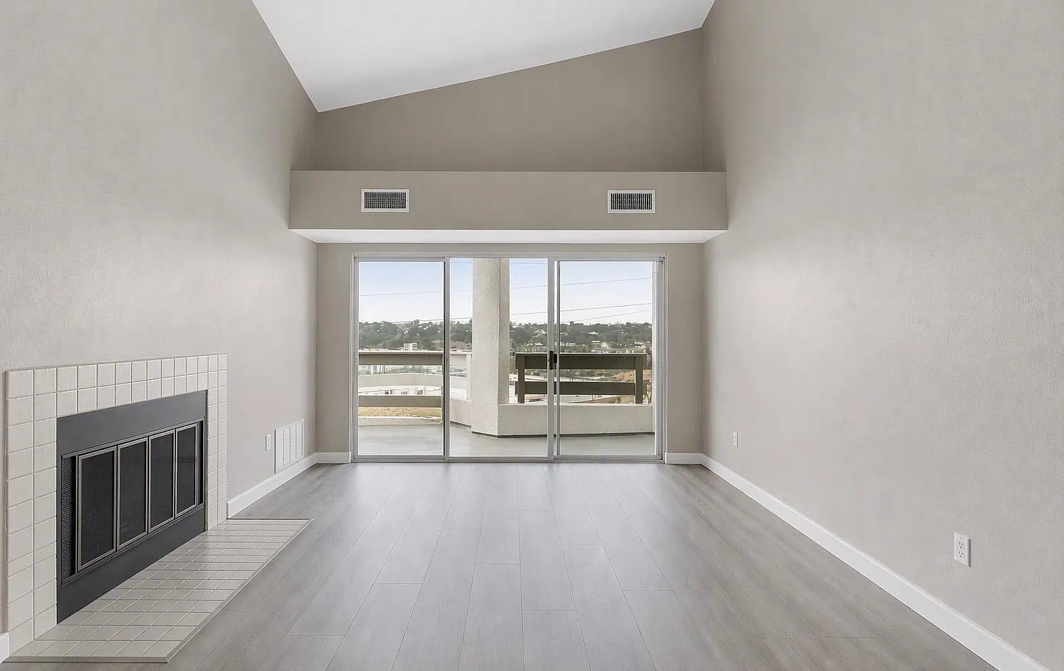 3 bed, 1271 sqft, $3,795 — Photo 2