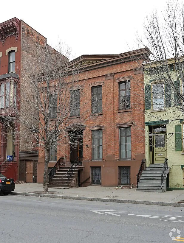 285 Lark St — Photo 1