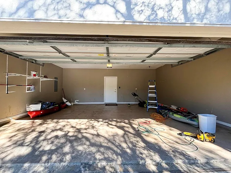 304 Deer Hollow Dr — Photo 2