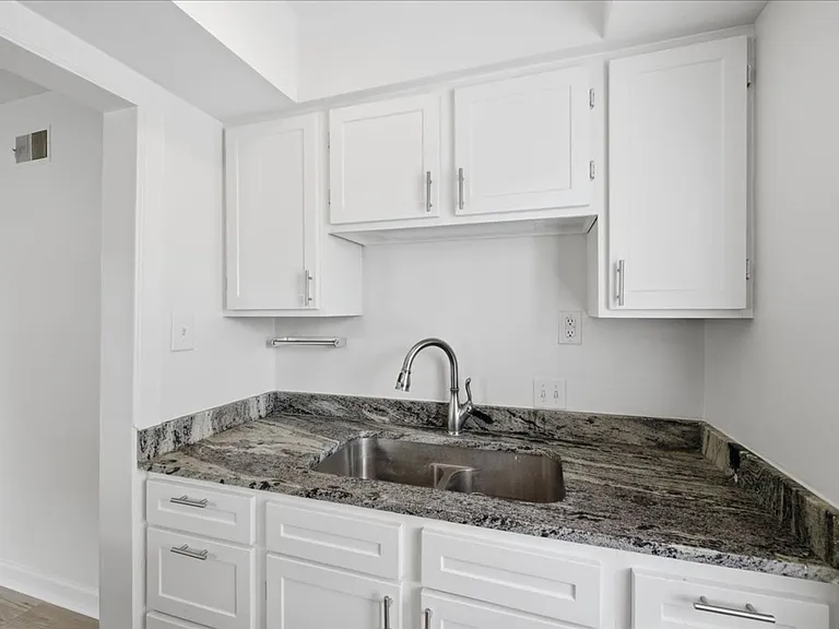 306 E 19th St #1B — Photo 9