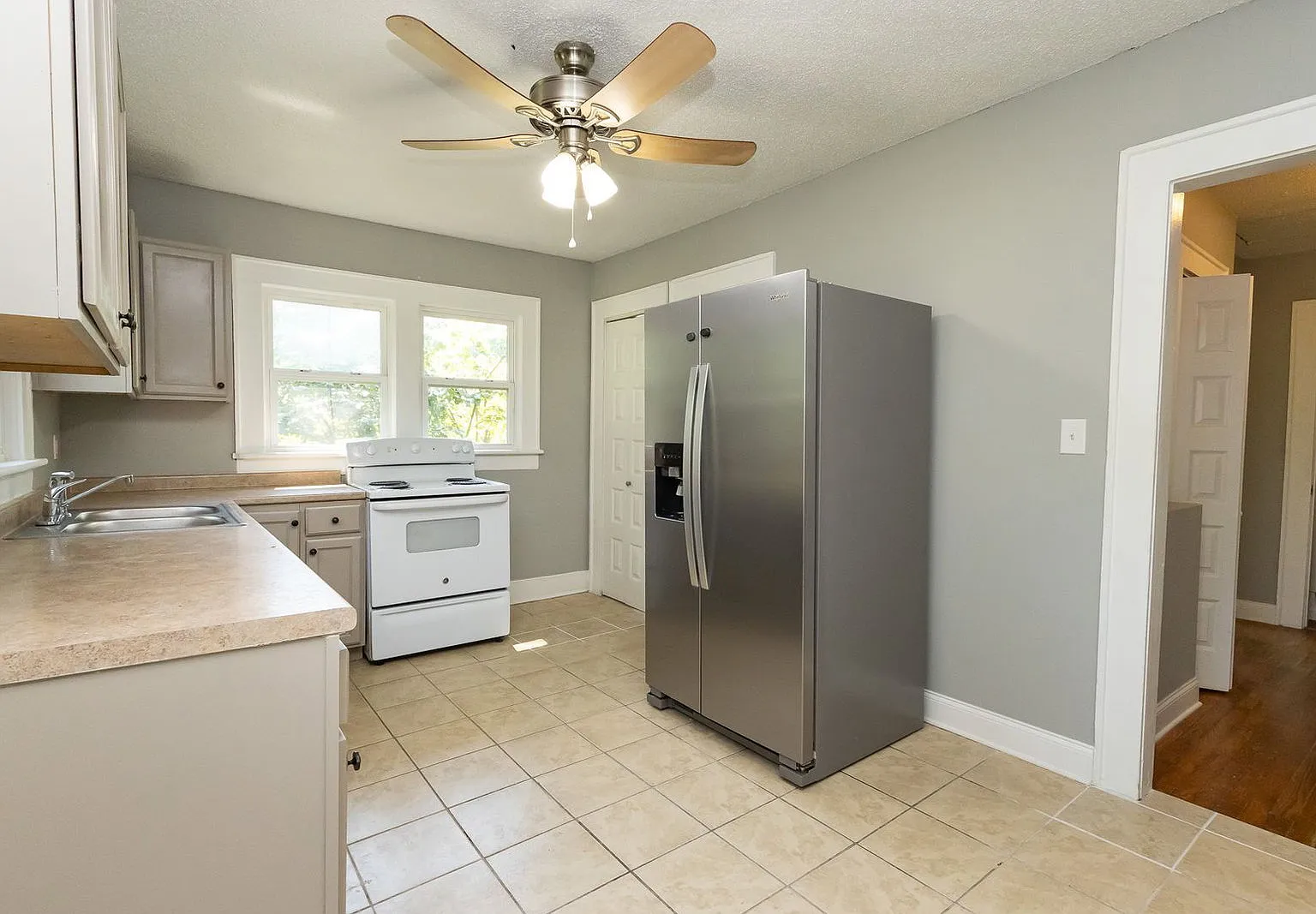 3 bed, 2.0 bath, 1926 sqft, $1,795 — Photo 4