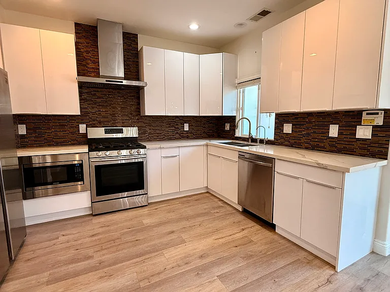 KITCHEN (1ST FOOR)