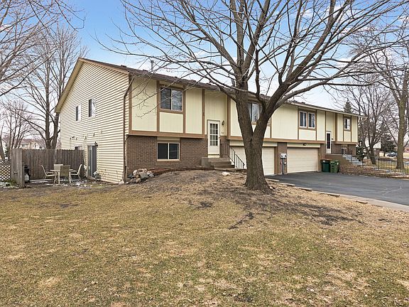 2nd image of 722 125th Ln NE