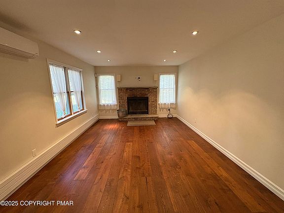 5th image of 2532 Holly Ln