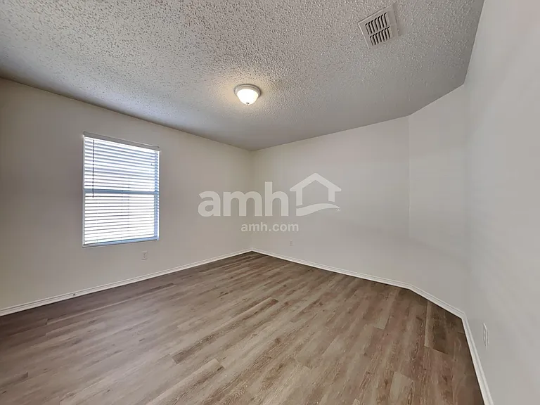 6040 Crescenzio Dr — Photo 15