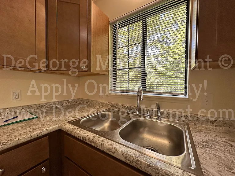 Parkway Apartments — Photo 9
