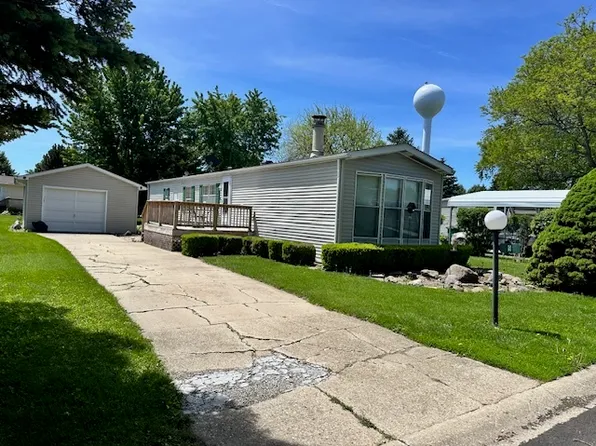 9 Hickory Ln, Sandwich, IL 60548
