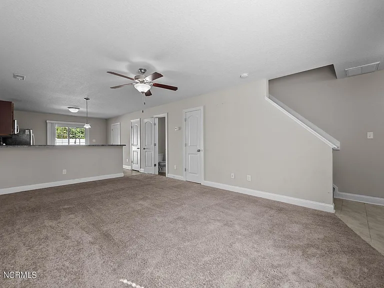 217 E Murrow Ln — Photo 2