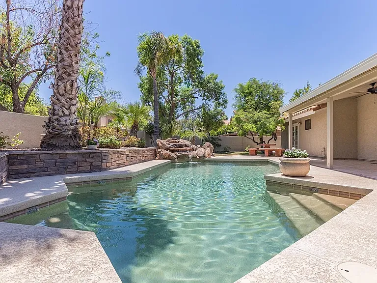 1211 E Drake Dr — Photo 4