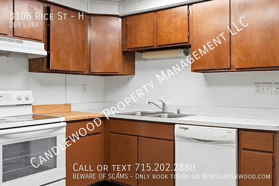 Cat Friendly 2 Bedroom Lower Apartment Available NOW! — Photo 2