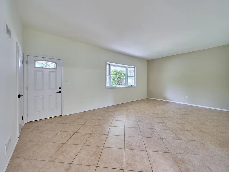2924 Gracefield Rd — Photo 32