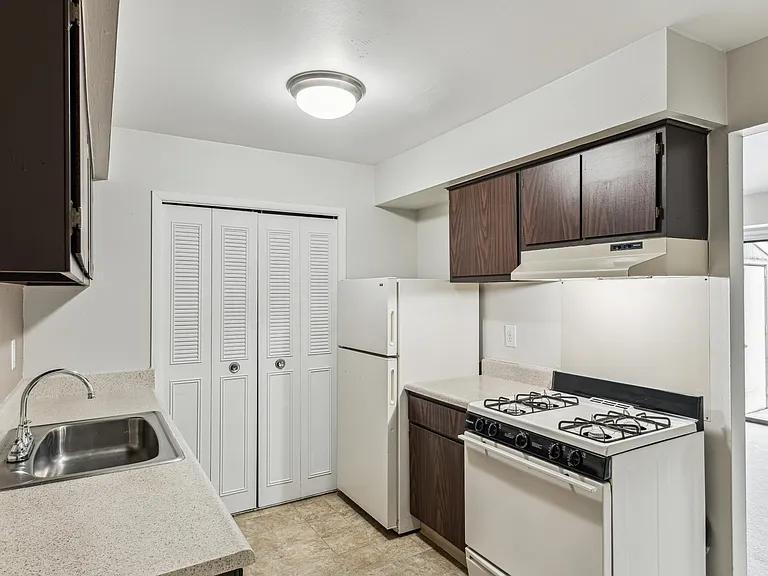 Pointe West Apartments — Photo 29
