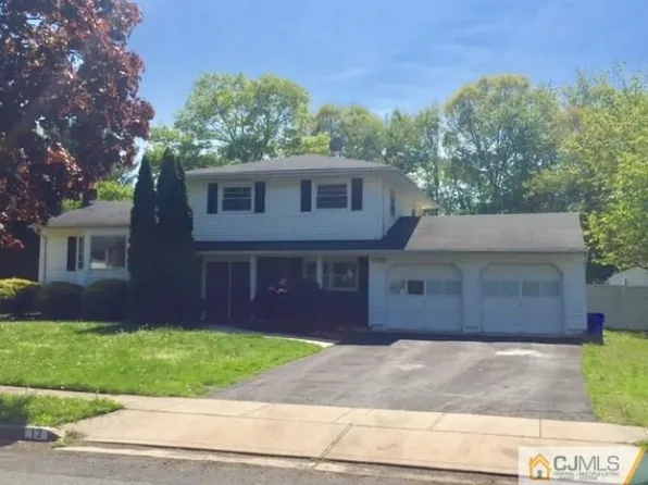13 Oakwood Dr, Parlin, NJ 08859