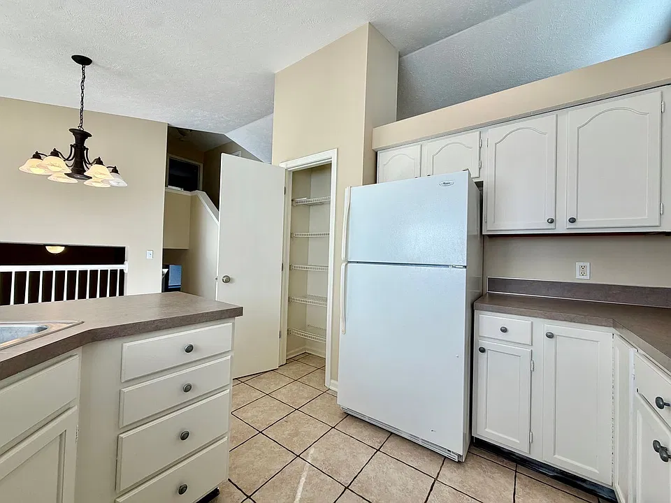 5653 E Grove Dr SE