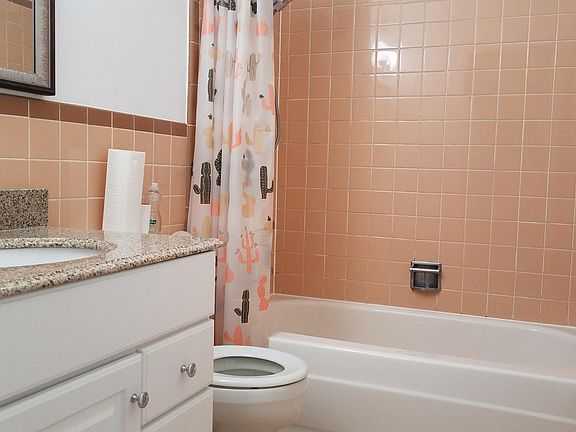 2nd bathroom with tub