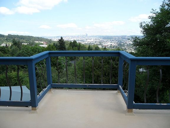 Terrace shared by two rooms upstairs
