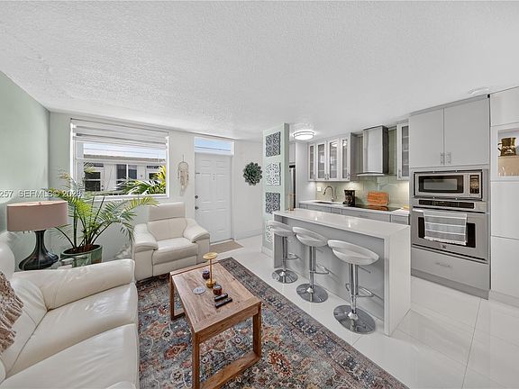 4th image of 335 Collins Ave APT 203