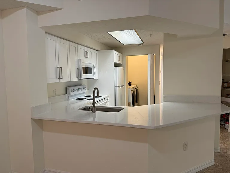 3020 Alcazar Pl #303 — Photo 2