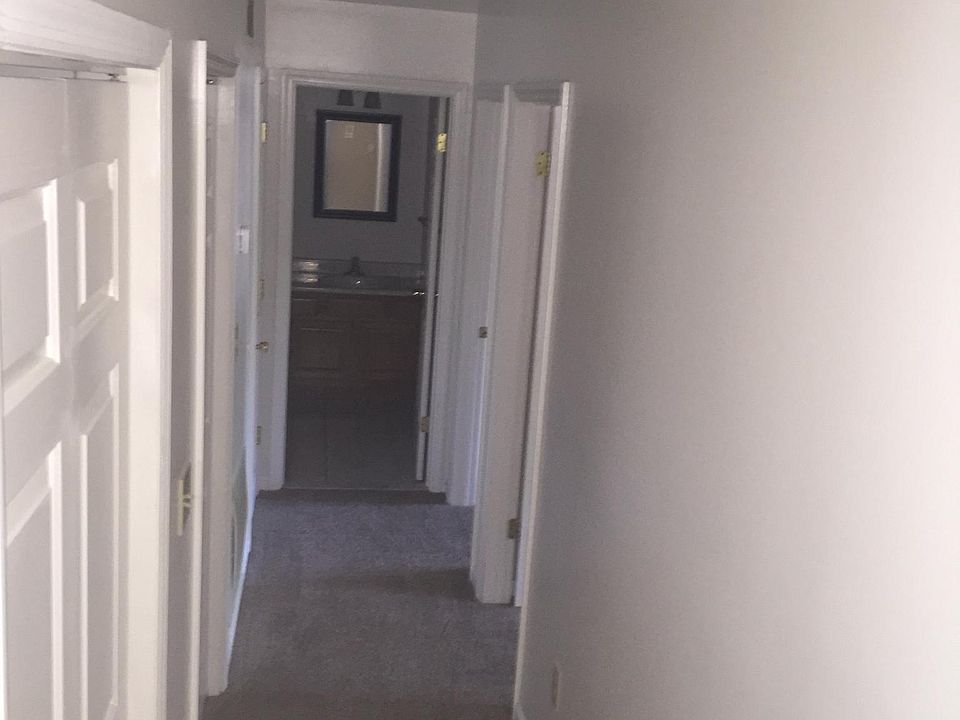 Hallway to bedrooms and bathroom