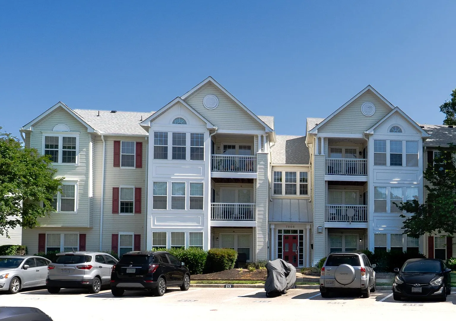 Bright & Updated 2 BD 2 BA Condo Conveniently located in Alexandria, VA — Photo 1