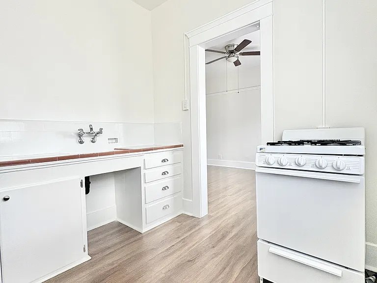 959 E Broadway #9 — Photo 5