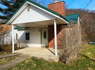 90 Riverside Ln, Irvine, PA 16329