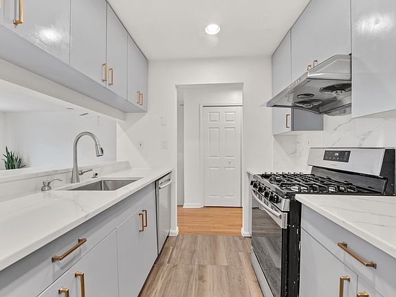 5th image of 242-29A Oak Park Dr