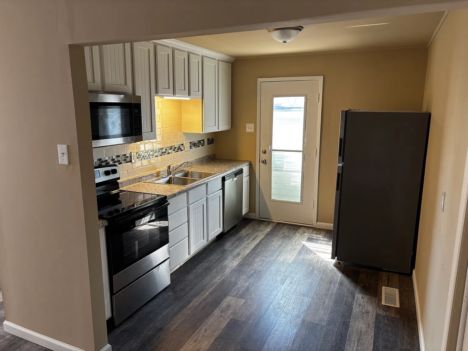 2 bed, 1911 sqft, $1,300 — Photo 3