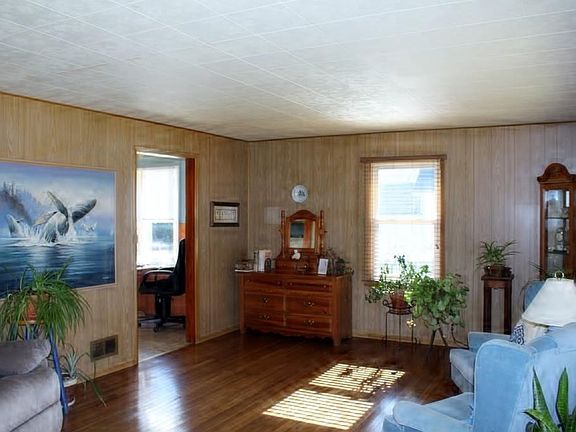Living room-doorway entry  is to kitchen