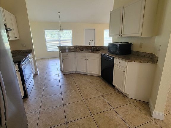 3rd image of 8071 Liriope Loop