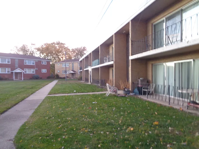 5818 W 107th Courtway #10 — Photo 1