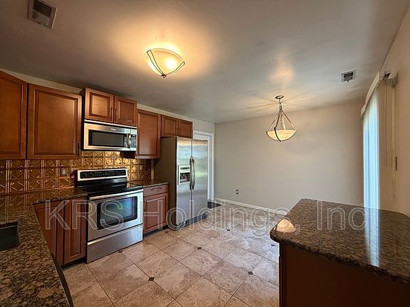 4th image of 1620 Boles Pl