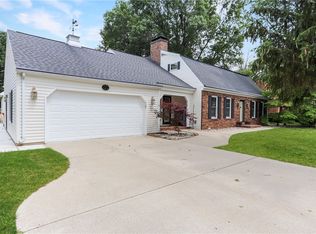 8 Country Ln, Mattoon, IL 61938