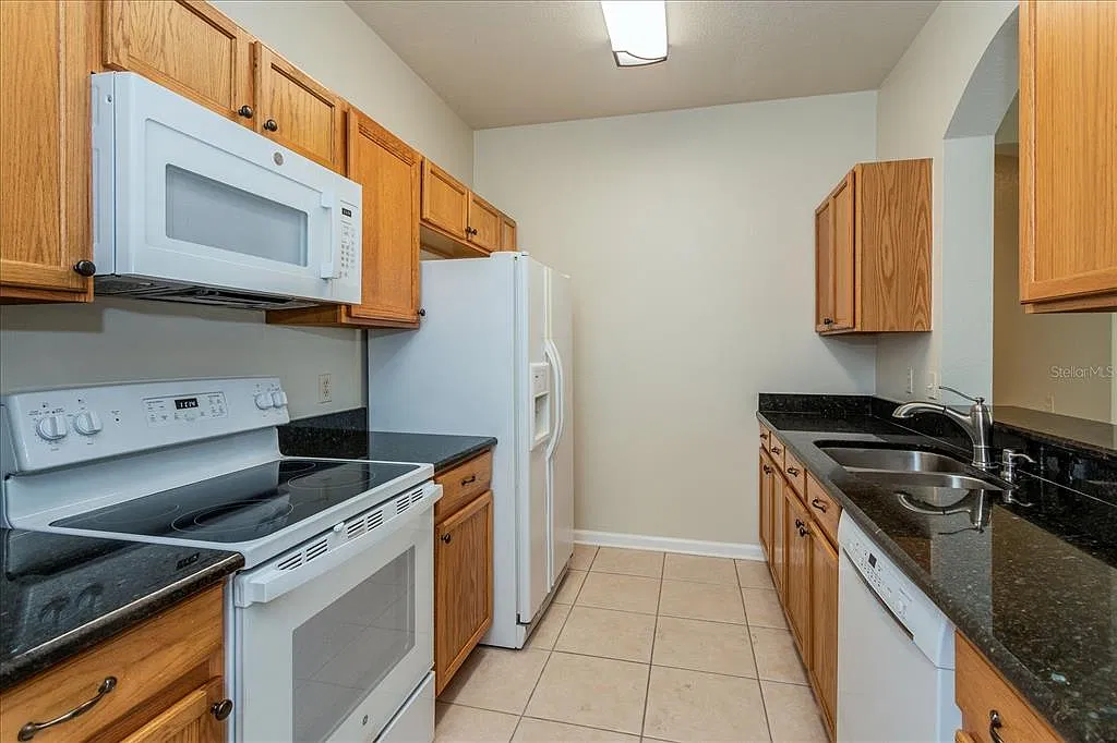 3 bed, 2.0 bath, 1411 sqft, $2,000 — Photo 4