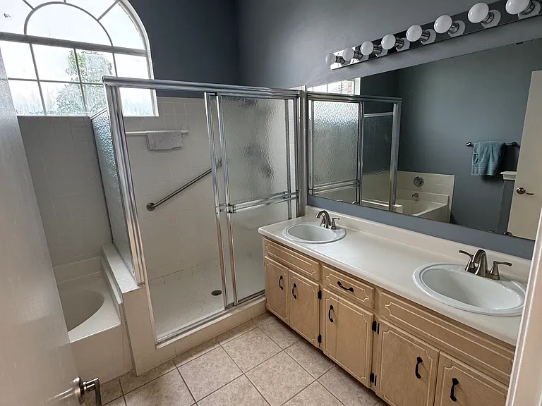 2074 Cambridge Cir — Photo 6