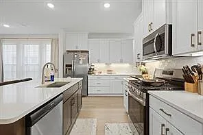 1013 Carnation Dr — Photo 15